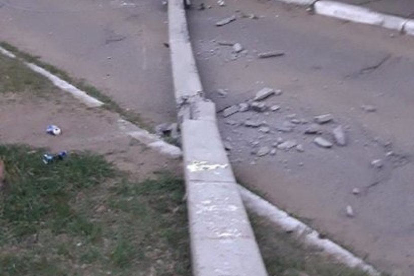 Фонарный столб упал во дворе дома по адресу Июньская, 18, в Чите