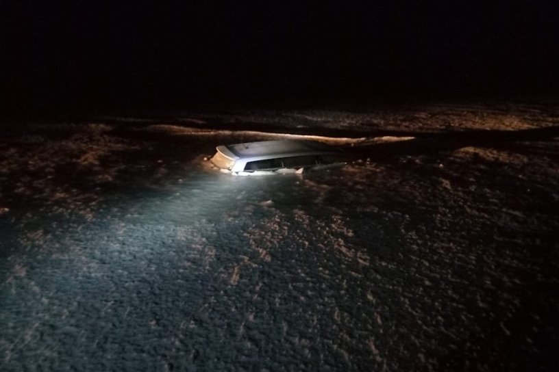 Автомобиль провалился под лёд у мыса Шида на Байкале, спаслись три человека