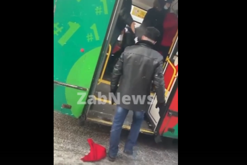 Пассажиру троллейбуса оторвали капюшон, когда выпихивали за отказ надеть маску в Чите