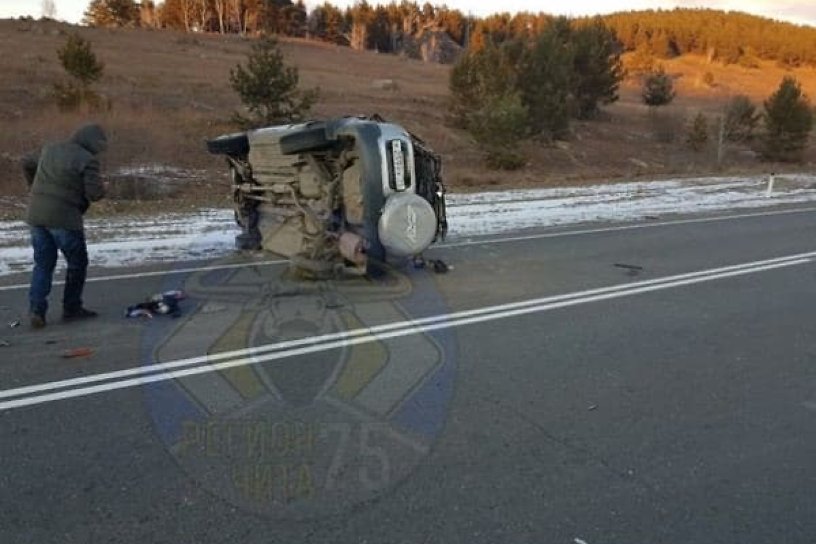 Два человека погибли в перевернувшемся автомобиле на федеральной трассе в Забайкалье