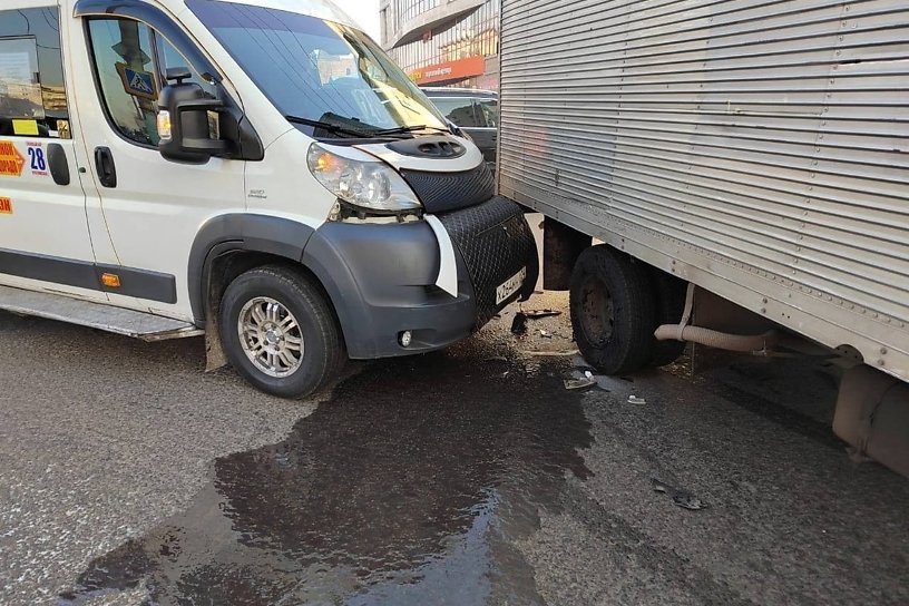 Маршрутка и грузовик столкнулись на перекрёстке в центре Читы