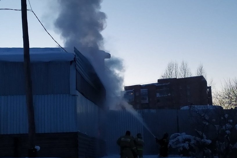 Росгвардейцы эвакуировали 15 человек из горящего магазина в Железногорске-Илимском