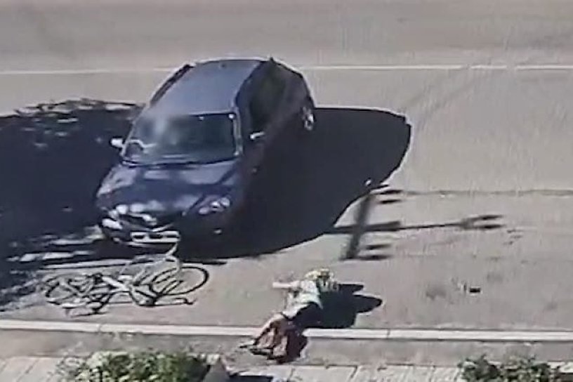 Момент аварии с 15-летней велосипедисткой в Чите попал на видео