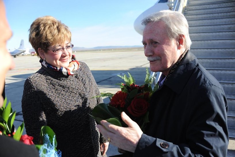 Жданова с цветами встретила руководителя Малого театра Соломина у трапа самолета в Чите