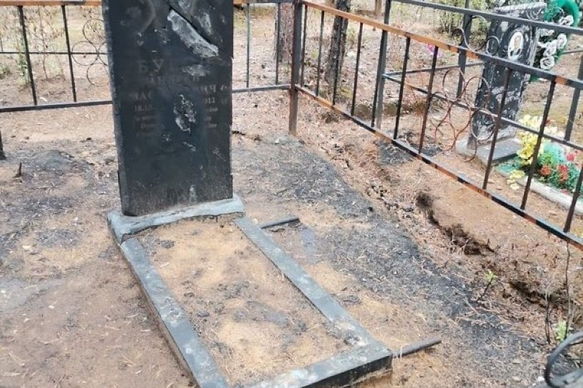 Вандалы разгромили памятник руководителю цирковой студии на Центральном кладбище в Чите
