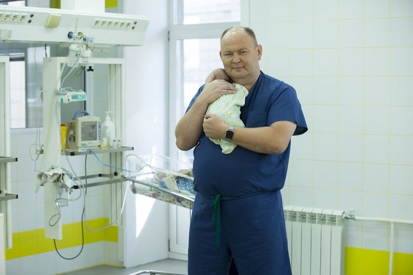 Иркутский хирург Юрий Козлов получил премию «Человек-Поступок» за операцию новорождённому