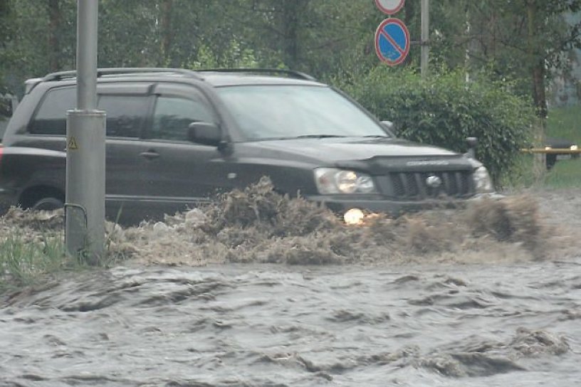 Электроподстанцию на улице Карла Либкнехта в Иркутске укрепляют из-за дождя