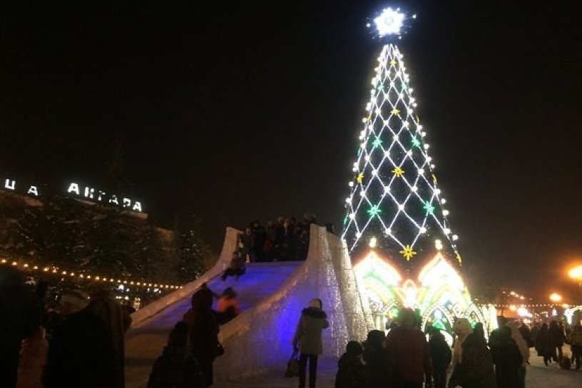 Главную новогоднюю ёлку начали устанавливать в сквере Кирова в Иркутске