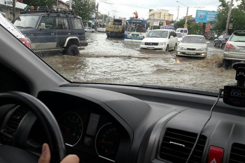 Улицы в Чите превратилась в реки после дождя - видео
