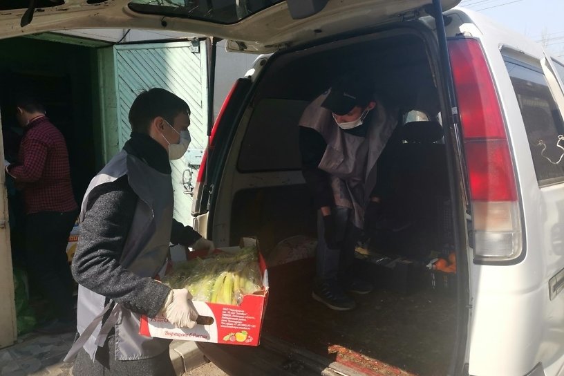 Предприниматель в Чите собрал 40 ящиков овощей и фруктов зоопарку, просившему о помощи