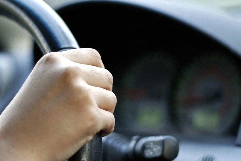 Водитель Mitsubishi оштрафован за езду по пешеходным дорожкам в парке Ангарска