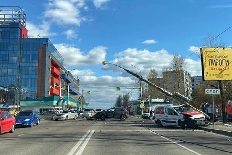 Водитель Peugeot врезался в Volkswagen и снёс фонарный столб в Иркутске