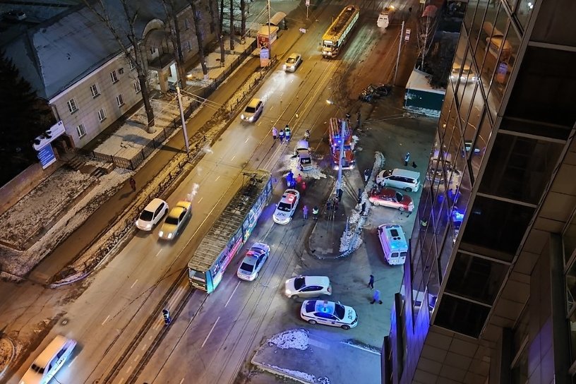 Пасажирка такси пострадала в ДТП с двумя иномарками в Иркутске