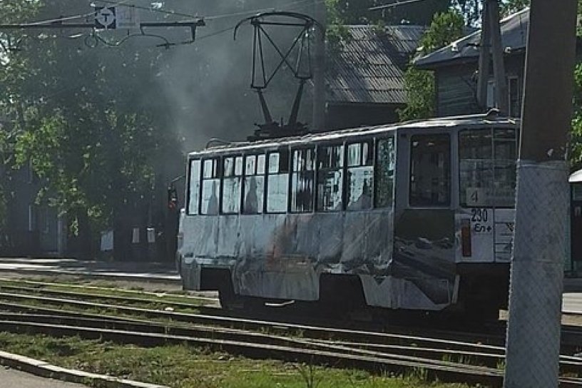Трамвай №4 задымился на остановке Братская в Иркутске