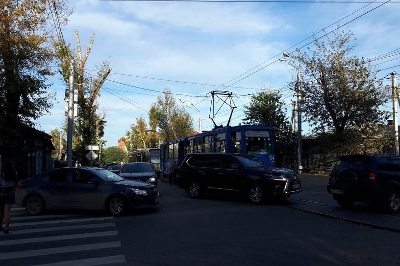 Трамвай и внедорожник Lexus столкнулись на улице Шмидта в Иркутске