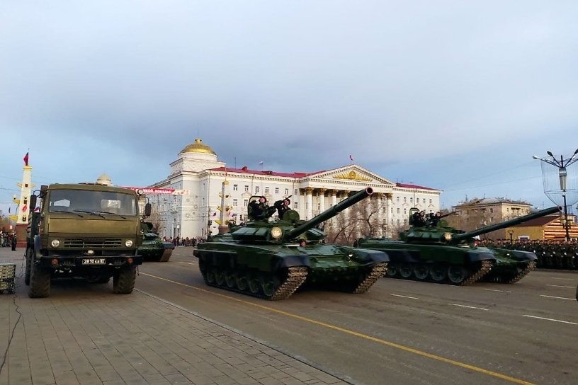 Репетиция парада Победы с военной техникой и авиацией прошла на площади Ленина в Чите