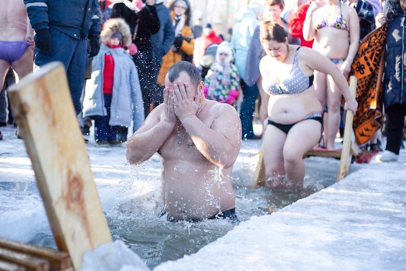 Почти 16 тыс. человек искупались в иордани в Иркутске в Крещение