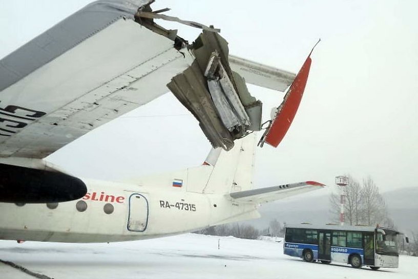 Самолёт Ан-24 авиакомпании «Руслайн» повредил крыло о мачту освещения в аэропорту Бодайбо
