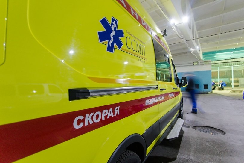 Водитель скорой помощи в Чите украл телефон и деньги у умершего пациента