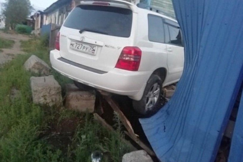 Водитель внедорожника протаранил забор дома на Зенитке в Чите и скрылся с места ДТП