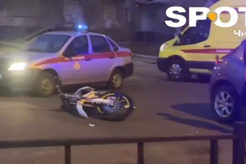 Мотоциклист влетел в автомобиль возле СибВО в Чите. Его увезли на скорой
