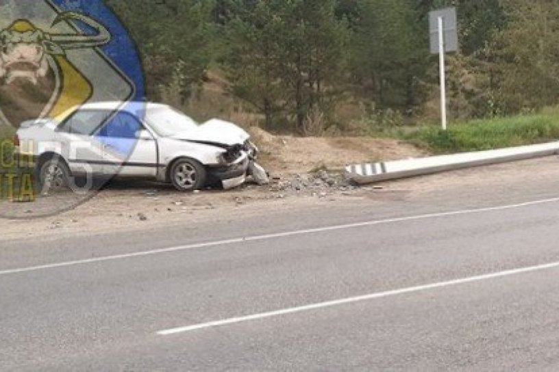 Поваленный на объездной дороге в Чите столб взял на таран водитель без прав — ГИБДД