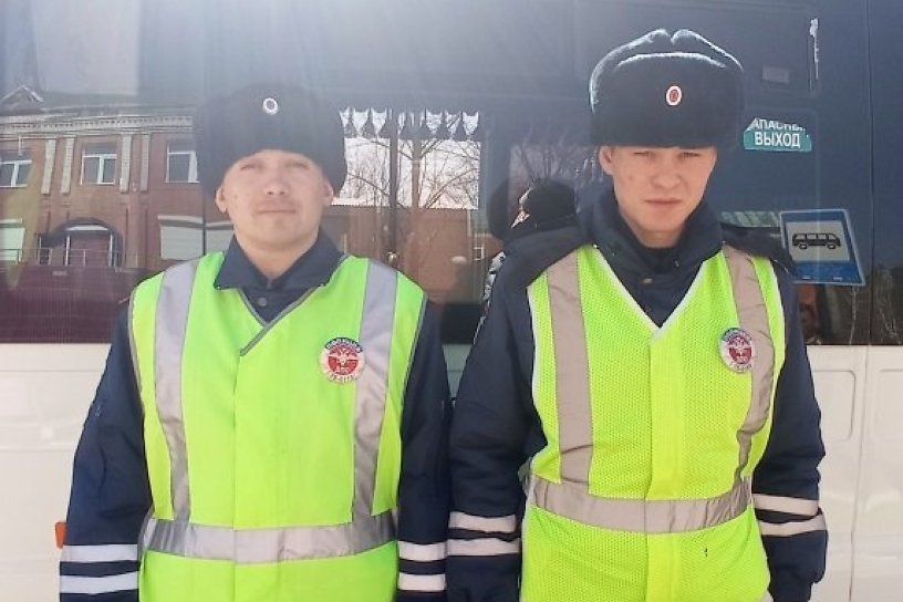 Автоинспекторы спасли замерзающих ночью пассажиров автобуса в Оловяннинском районе