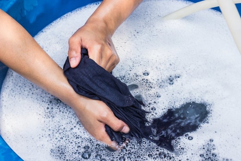 Должен ли мужчина стирать носки, рубашки и прочее сам?