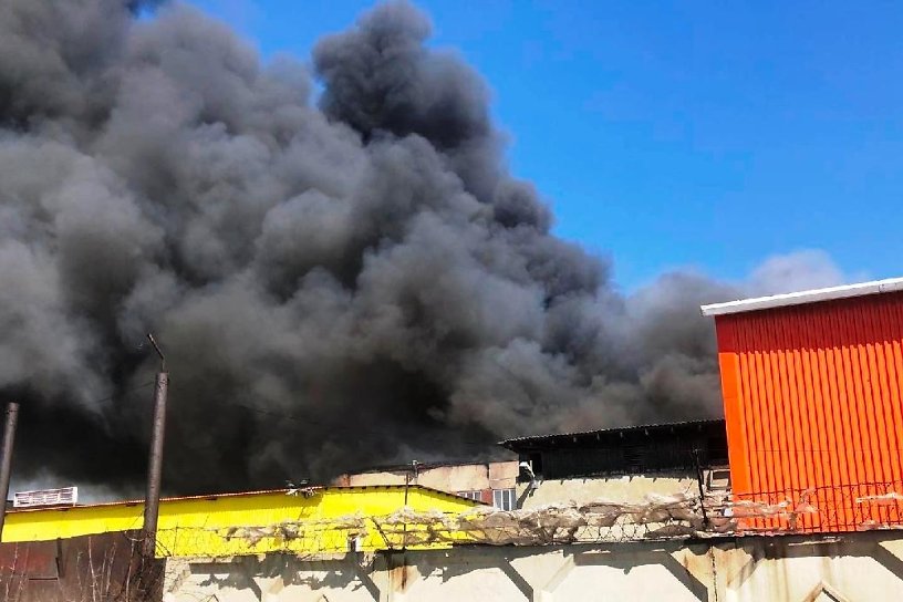 Последствия пожара на мебельной фабрике ликвидировали в Усолье-Сибирском