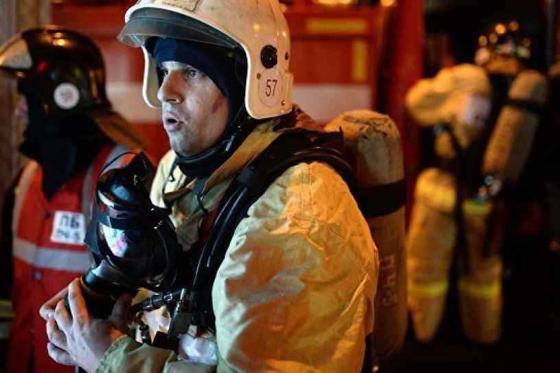 Пожарные потушили загоревшийся деревянный дом в центре Читы