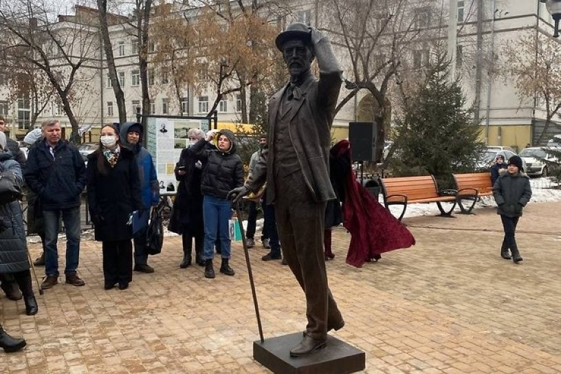 Памятник Антону Чехову установили в Иркутске