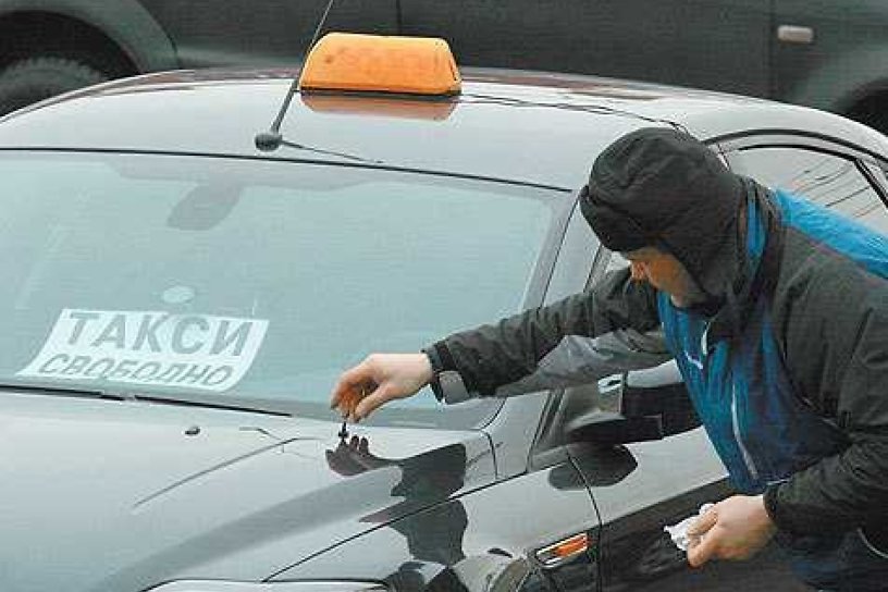 Таксист в Шилке сломал нос пенсионеру за удар ладонью по машине
