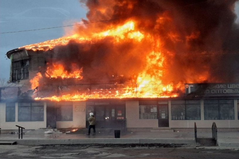Владелец сгоревшего ТЦ в Чите пообещал новые окна пострадавшим в соседнем доме