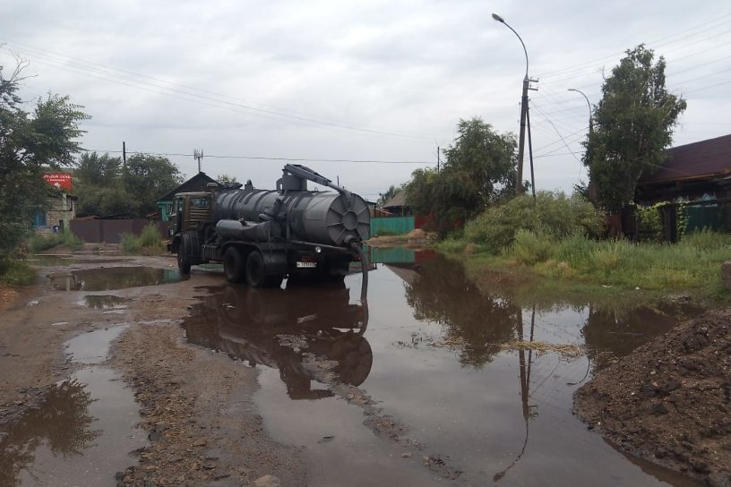 Жителей села Засопка Читинского района топит из-за неровной дороги без ливнестоков