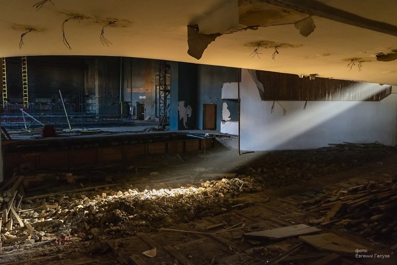 Драмтеатр показал ещё одну серию фотографий реконструкции с разрушенным залом