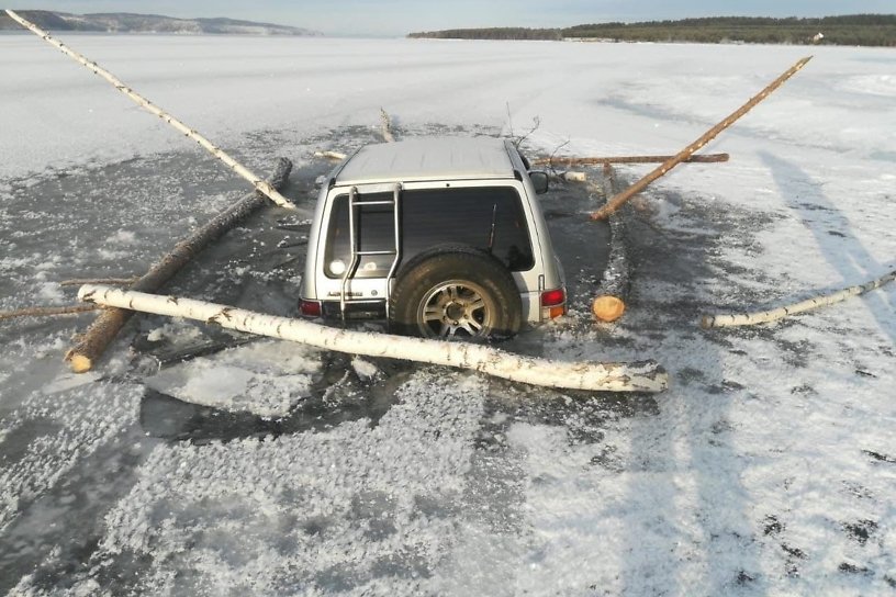Автомобиль Mitsubishi Pajero провалился под лёд на заливе Ангары по Байкальскому тракту