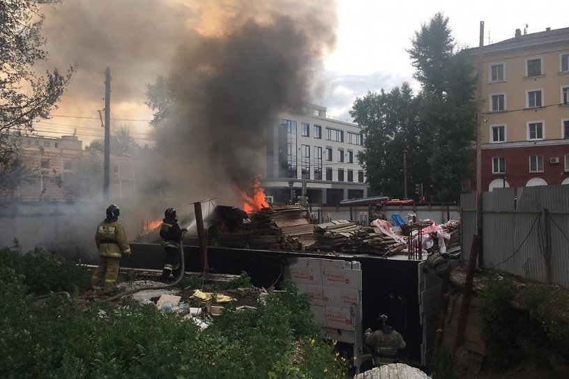 Пожар произошёл на территории реконструируемого федерального памятника в Иркутске