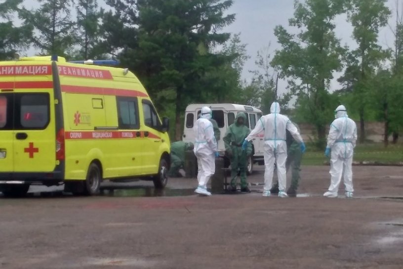 Медработник, болевший коронавирусом, умер в Братске — СМИ