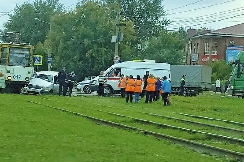 Трамвай с 20 пассажирами столкнулся с Toyota в Усолье-Сибирском