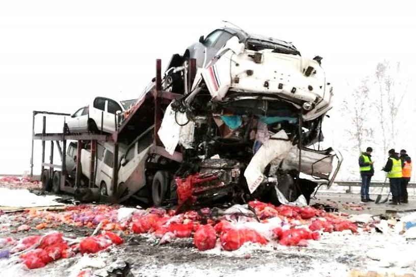 Иркутский дальнобойщик погиб в столкновении двух большегрузов в Курганской области