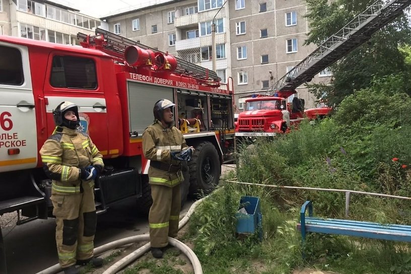 Десять человек эвакуировали из пожара в пятиэтажном доме в Усолье-Сибирском