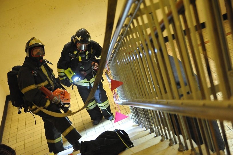Пожарные спасли надышавшегося дымом мужчину из горевшей квартиры в Чите