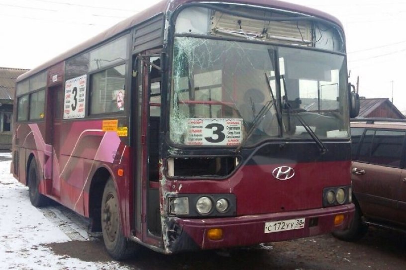 Водитель автобуса №3 снёс опору энергосетей в Иркутске и скрылся – полиция