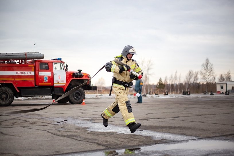 Иркутские пожарные посоревновались в скоростях
