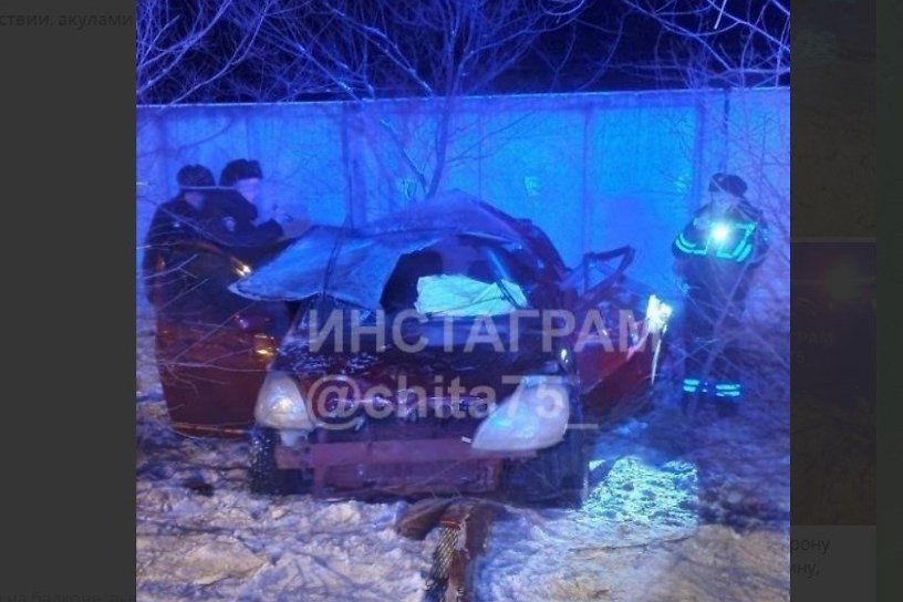 Машина влетела в тополь на Новый год в Чите, один человек погиб