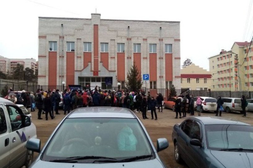 Люди в очереди около экзаменационного отдела в Чите записывались на апрель — ГИБДД