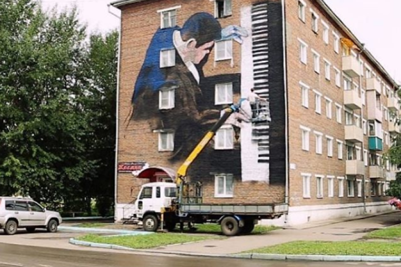 Граффити с пианистом Мацуевым появилось на фасаде жилого дома в Свирске