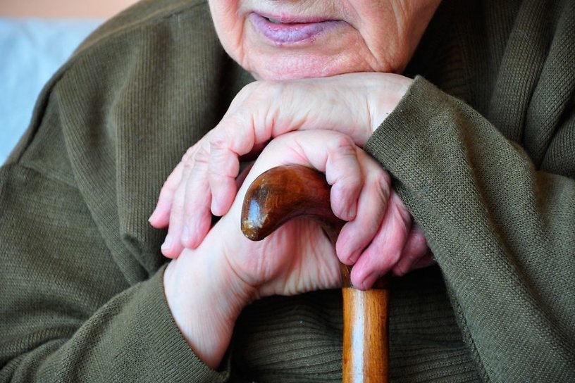 Два грабителя украли сумку и продукты из квартиры 95-летней пенсионерки в Усолье-Сибирском