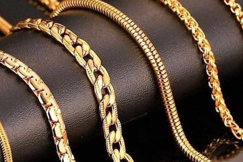 Грабитель похитил золотые цепочки на 700 тыс руб. из ювелирного магазина в Свирске