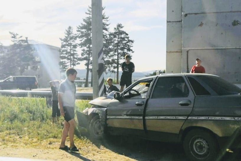 Машина влетела в столб в Новокручининском и оборвала провод — очевидец